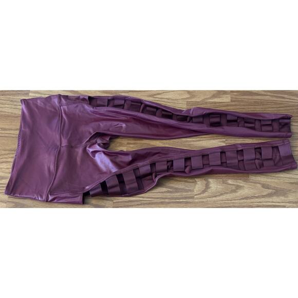 Victoria Sport Knockout HighWaist Burgundy Leggings With Side Cutout Detail Sz S - Picture 6 of 9